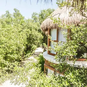 Mamasan Treehouses & Отель